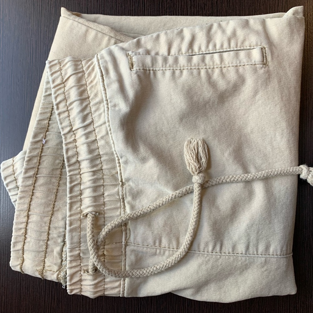 Never worn, tan/ khaki colored pants